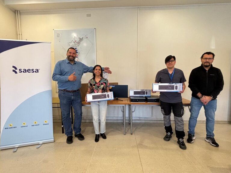 Saesa apoya al Cesfam de Río Negro con donación de equipos computacionales.