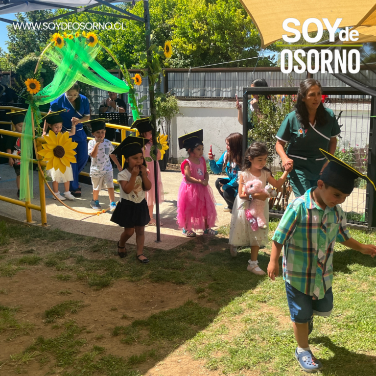 Diez niñas y niños egresan del Jardín Infantil “Pequeños Girasoles” rumbo a su etapa escolar.