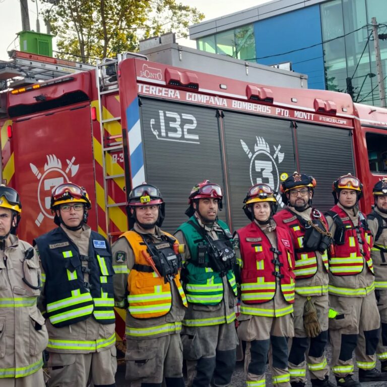 Bomberos de Puerto Montt y la Provincia de Llanquihue se trasladan a La Araucanía para apoyar combate de incendios.