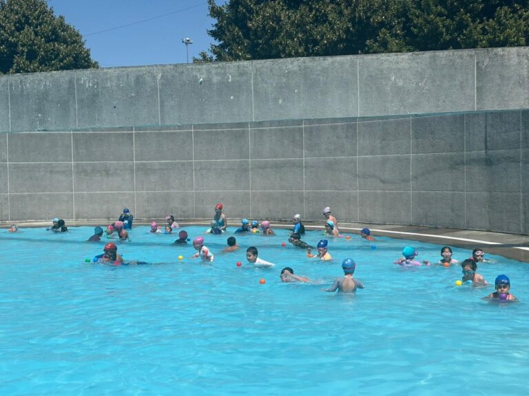 Centros de natación continuarán en funcionamiento durante el mes de febrero en distintas comunas de la región bajo el programa “Crecer en Movimiento” del IND