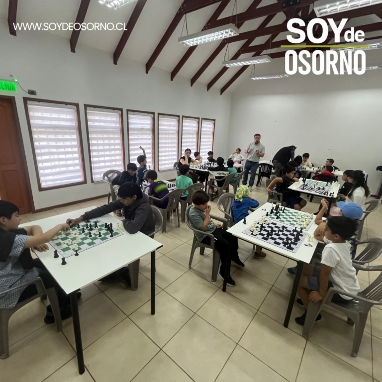 Ajedrez en los barrios: estudiantes osorninos se suman con entusiasmo a talleres de verano