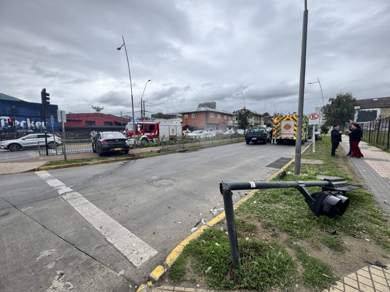 Dos personas lesionadas deja colisión entre colectivo y camioneta en pleno centro de Osorno