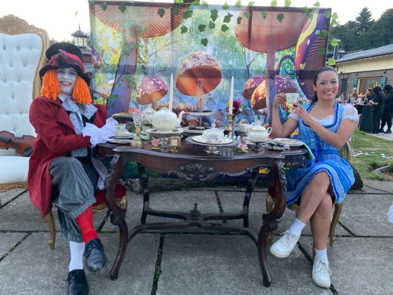 Expo “Alicia en el País de las Frutillas” llenó de arte y cultura la Costanera de Frutillar
