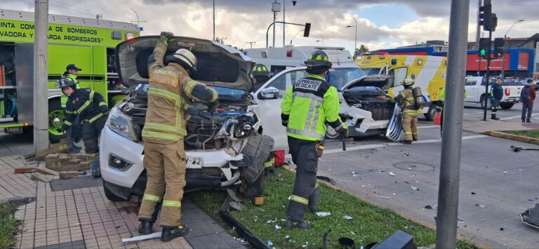 Colisión entre camioneta y ambulancia deja tres lesionados en pleno centro de Osorno