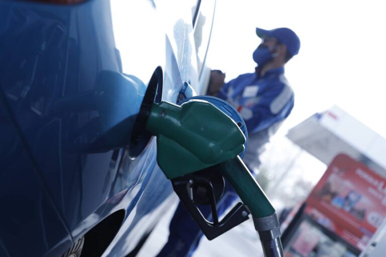 Posible alza en el precio de las bencinas: Gobierno fija postura ante rol del MEPCO