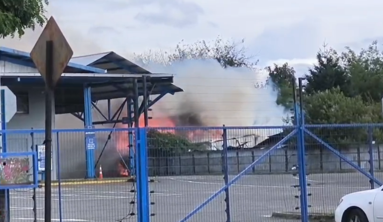 Incendio destruye vivienda en Osorno: Tres bomberos resultaron lesionados