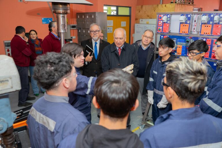 Liceo Industrial se adjudicó proyecto de equipamiento tecnológico por más de $155 millones