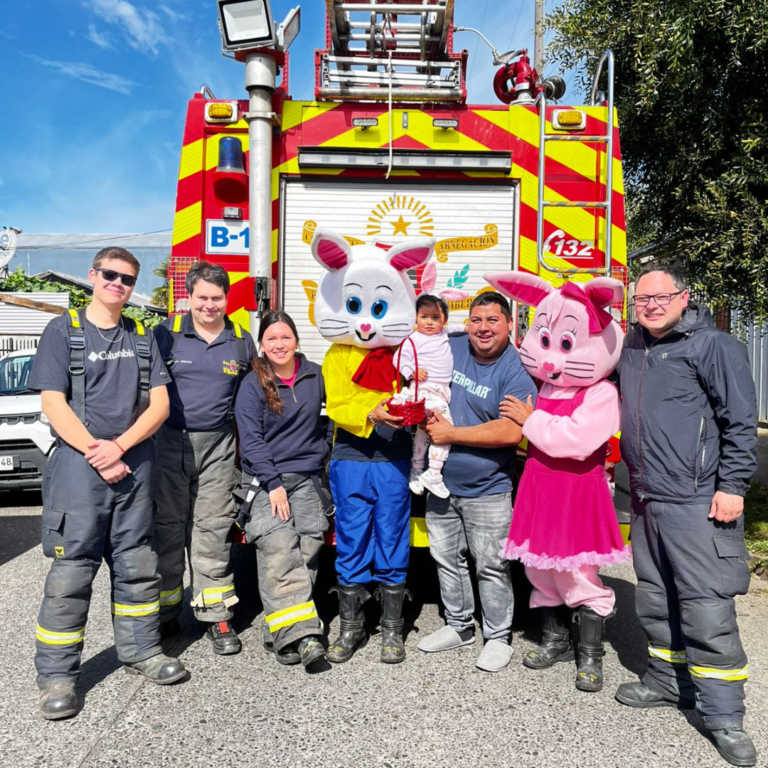 Voluntarios de la Primera Compañía de Bomberos de Osorno llevaron alegría a niños en la “Pascua del Conejo”