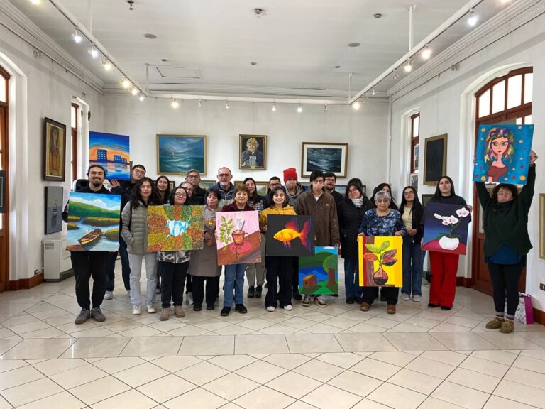 Talleres de arte en acrílico reúnen a niños, jóvenes y adultos en la Pinacoteca Municipal de Osorno