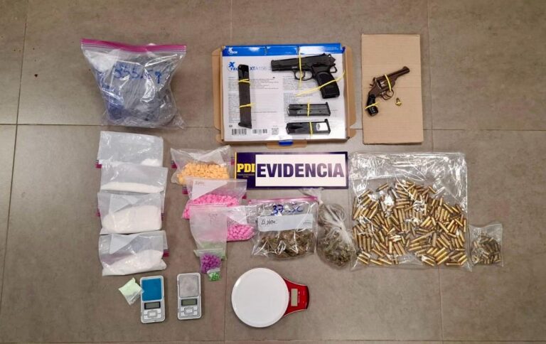 PDI detuvo a 5 personas en operativo antidrogas en Valdivia: incautan armas, municiones y diversas sustancias ilícitas