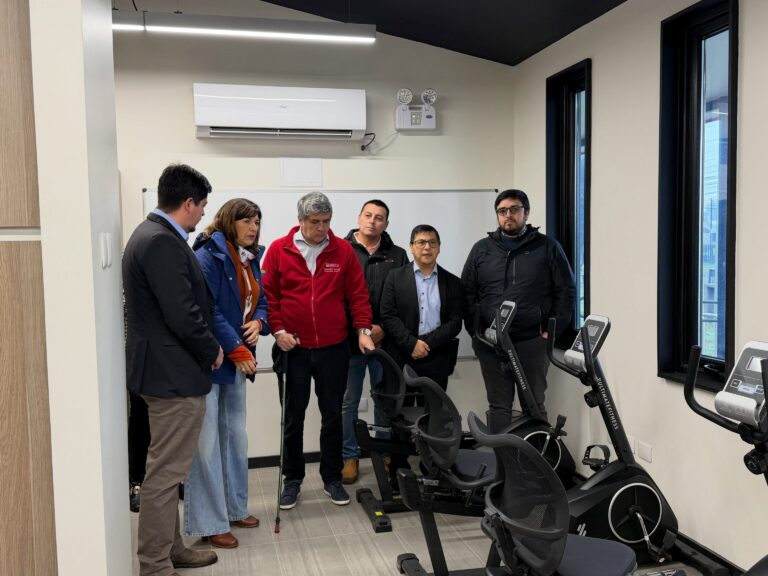 Gobernador Santana recorre Purranque y revisa proyectos deportivos y sociales junto al municipio
