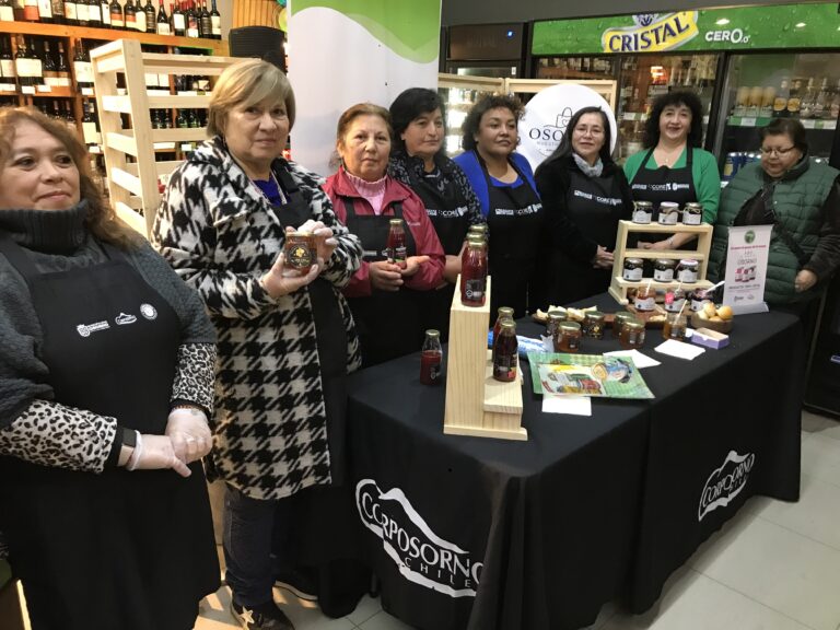 EMPRENDEDORAS RURALES VENDEN SUS PRODUCTOS EN SUPERMERCADO LOCAL GRACIAS A TRABAJO DE CORPOSORNO