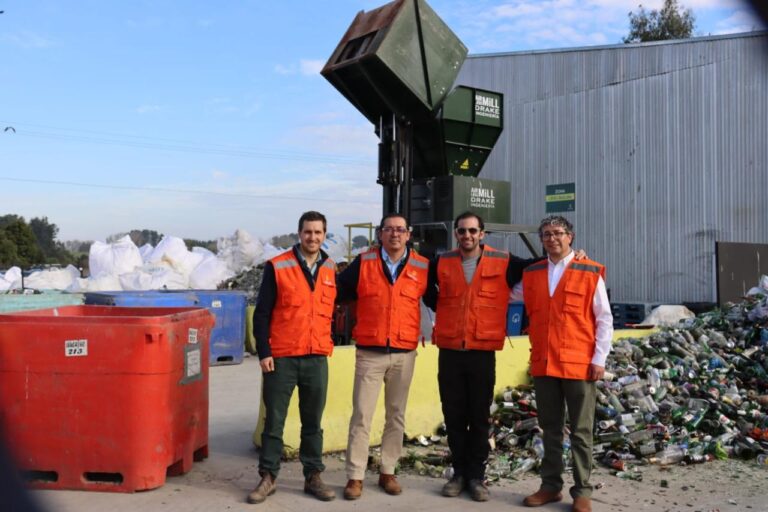 Máquina creada en Los Lagos marca un hito en economía circular al reducir a la mitad el transporte del vidrio reciclado