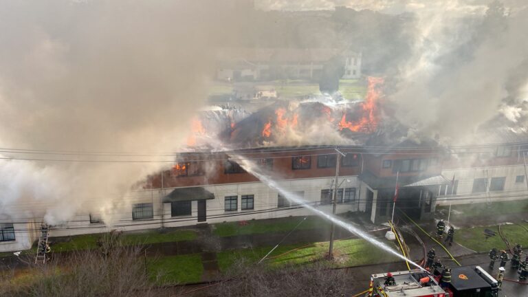 Incendio destruye gran parte de dependencias del Regimiento Arauco en Osorno: dos bomberos resultaron lesionados