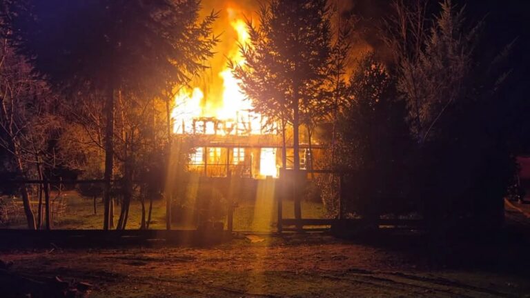 Carabineros rescatan a padre y su hijo desde vivienda afectada por incendio en Lumaco