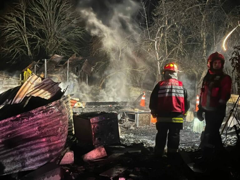Tres adultos mayores fallecen en incendio que destruyó vivienda en sector Futahuente de Río Bueno