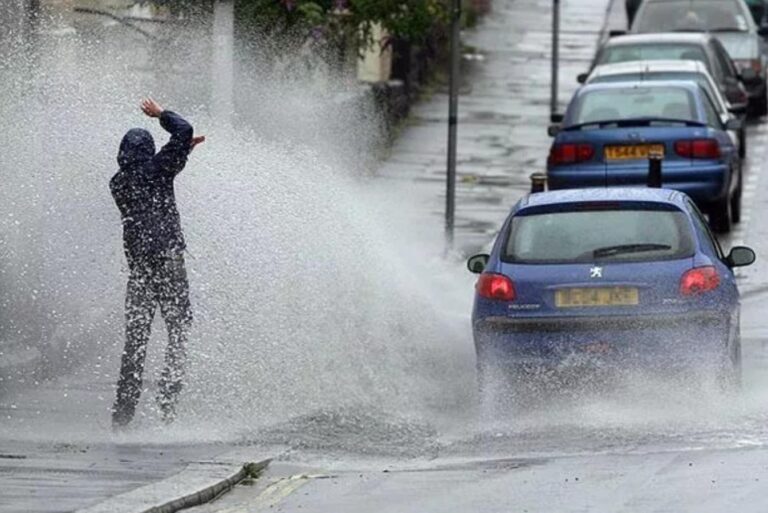 Multas por mojar a peatones: el monto que arriesgan los conductores tras las intensas lluvias