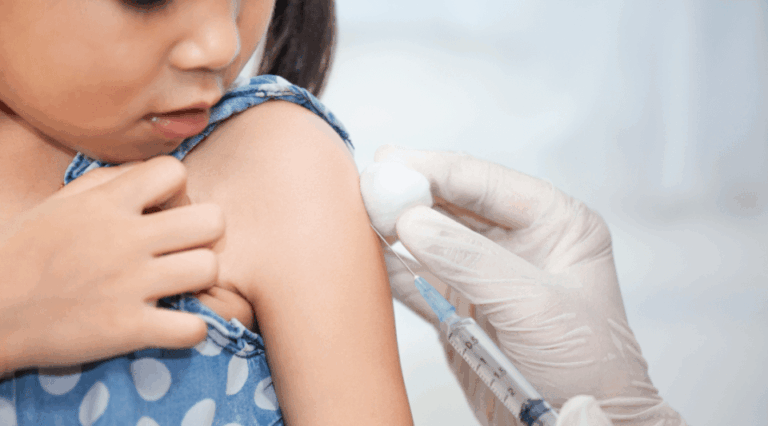 Minsal refuerza vacunación contra el sarampión: más de 140 mil niños tienen dosis pendientes