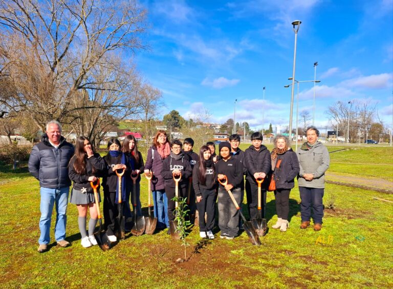 Estudiantes plantan árboles nativos en el Parque Alberto Hott en el marco de la iniciativa “El Árbol: Nuestro Compromiso”