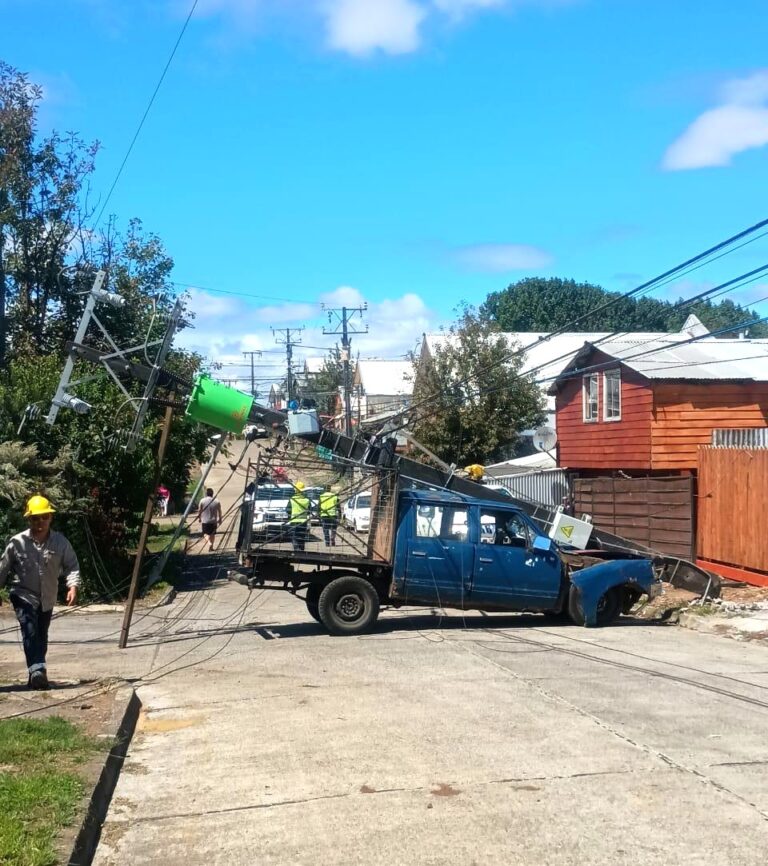 Saesa llama a prevenir choques a postes durante Fiestas Patrias