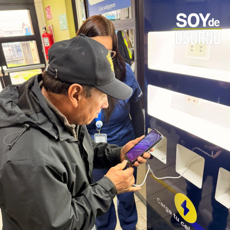 Saesa instala tótem de carga para celulares en Cesfam Rahue Alto de Osorno