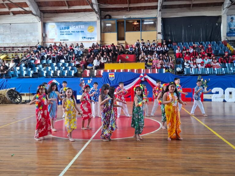 ESCUELA ESPAÑA RINDIÓ HOMENAJE A CHILE A TRAVÉS DE LA MÚSICA Y EL BAILE.