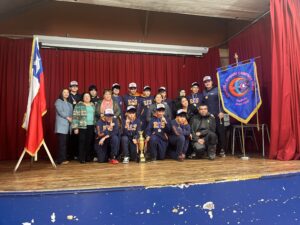 Escuela Efraín Campana celebra a sus campeones regionales de balonmano con masivo homenaje