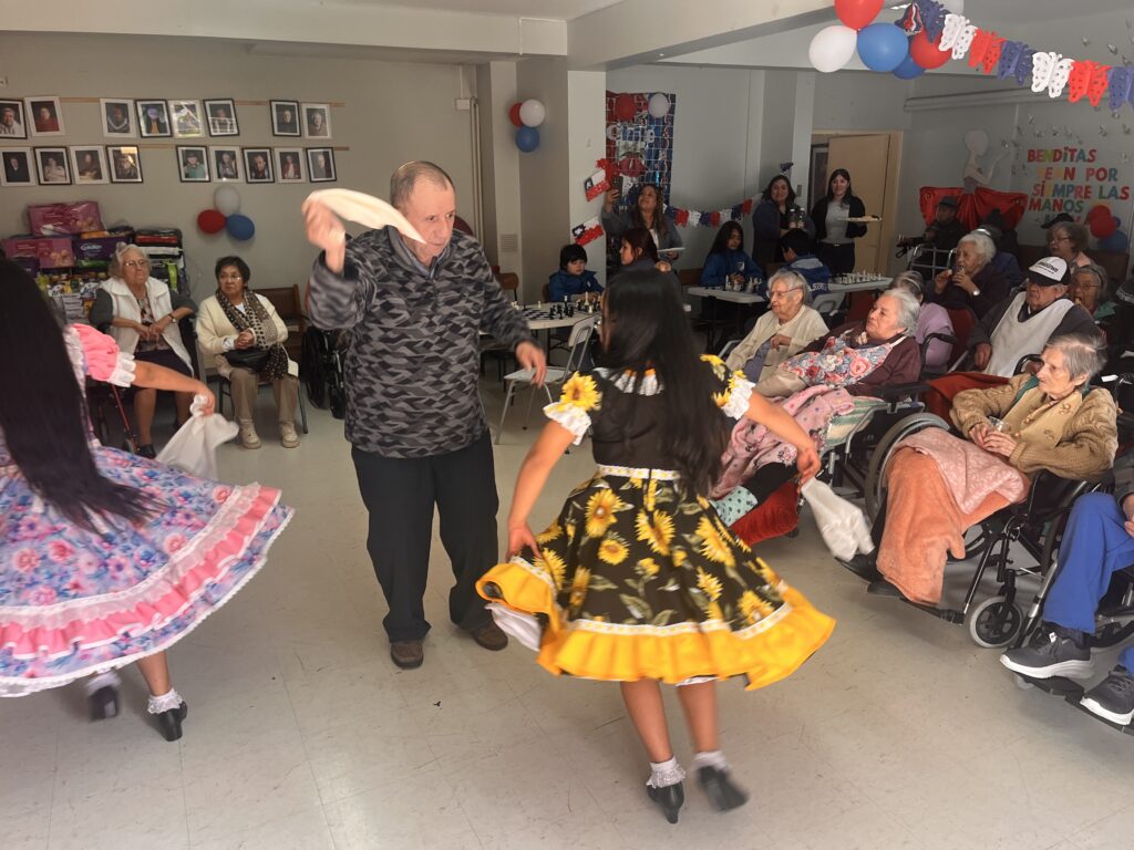 Comunidad educativa de la Escuela Carlos Condell llevó solidaridad, folclor y ajedrez al Hogar Santa María