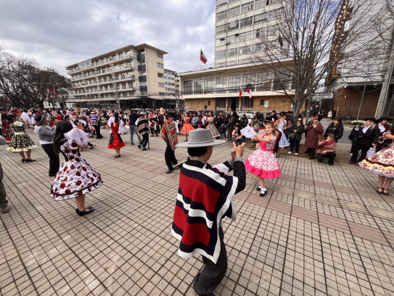 Instituto Comercial lleva la cueca a la Plaza de Armas con masivo Esquinazo que reunió a cerca de 100 parejas