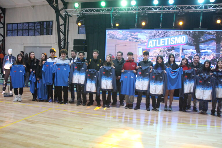 Escolares de la región reciben su vestimenta deportiva regional para participar en competencias