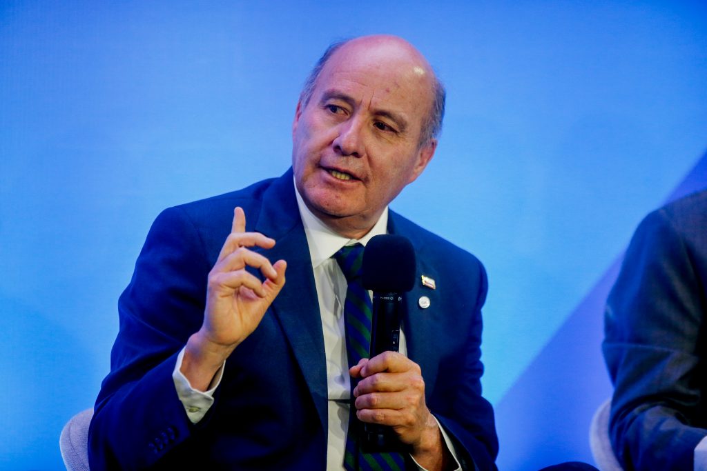 Ministro de Hacienda defiende ajuste fiscal y descarta que plan del Gobierno provoque una recesión