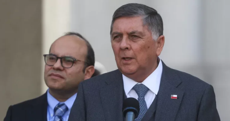 Gobierno reconoce error en contratación de estudiante de 19 años