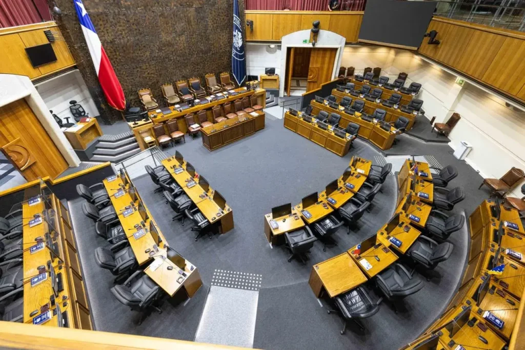 165 funcionarios del Congreso reciben sueldos desde los $8 millones: algunos superan los $19 millones